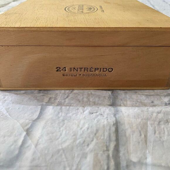 La Traviata wooden cigar box collectible with latch closure 8x8 - Picture 5 of 11